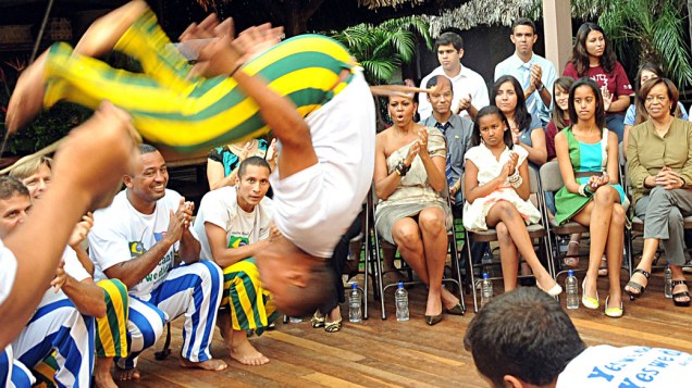 Primeira-dama americana, Michelle Obama, assiste à apresentação de capoeira em Brasília