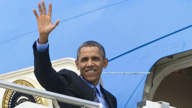 Obama acena do avião presidencial Air Force One ao deixar a Itália com direção à Arábia Saudita