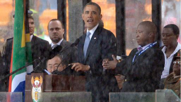 O presidente americano, Barack Obama, discursa na cerimônia de homenagem a Nelson Mandela, ao lado do falso intérprete de linguagem de sinais