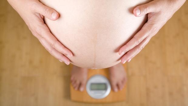 Dieta sob orientação médica: gestantes obesas que emagrecem correm menos riscos de precisar de uma cesárea