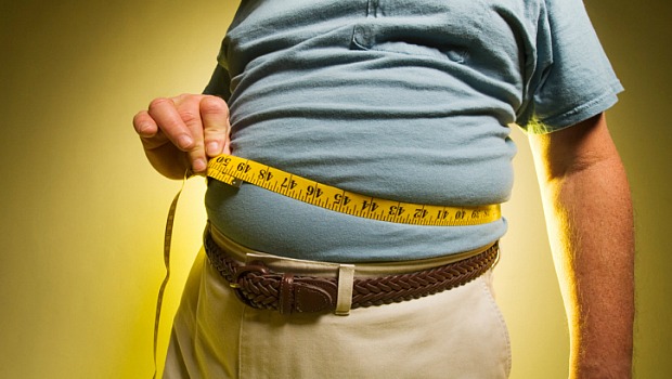 O acúmulo de gordura abdominal pode elevar o risco de desenvolvimento de síndromes metabólicas, como diabetes tipo 2 e doenças cardiovasculares