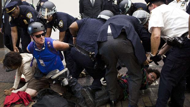 Polícia detém manifestantes do Occupy Wall Street