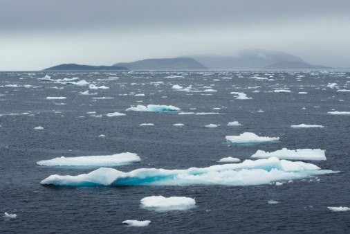 À deriva: desde 1979, o gelo na superfície do oceano Ártico diminuiu mais de 30%