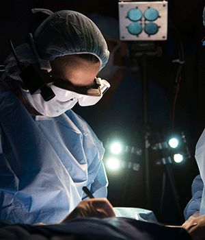 A cirurgiã Julie Margenthaler, da Universidade de Washington em St. Louis, usa os óculos de alta tecnologia durante cirurgia de retirada de um tumor