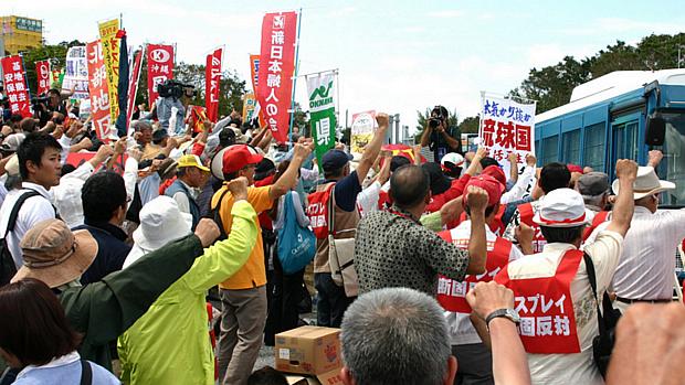 Moradores de Okinawa protestam contra o primeiro de seis aviões Osprey, dos EUA