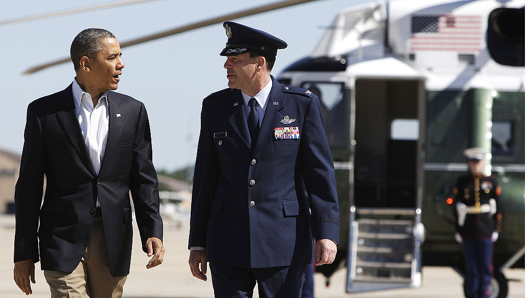 O presidente dos EUA, Barack Obama é saudado na chegada do Air Force One para viajar até Oklahoma para inspecionar danos tornado