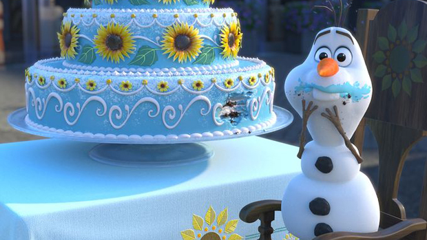 O boneco de neve Olaf se esbalda com o bolo de aniversário de Anna no curta-metragem Frozen: Febre Congelante