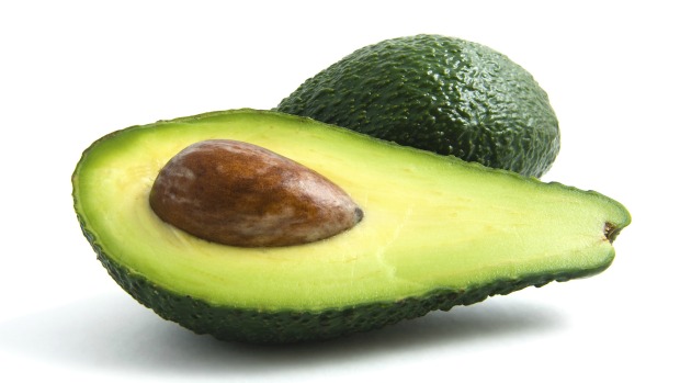 Abacate: fruta é rica em gordura insaturada, que ajuda a diminuir os níveis de colesterol ruim