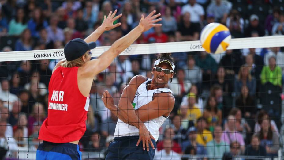 O brasileiro Ricardo Santos em lance contra a Noruega no vôlei de praia, em 28/07/2012