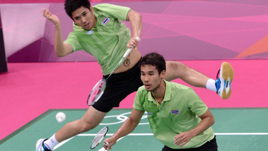 Dupla tailandesa de badminton durante partida contra a Indonésia, em 28/07/2012