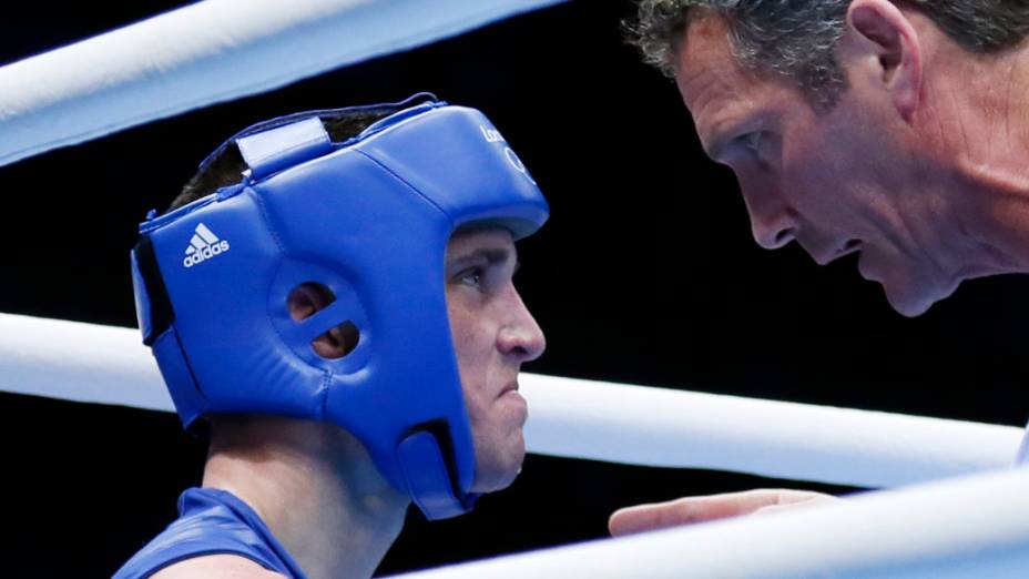 O britânico Josh Taylor recebe instruções de seu técnico durante luta contra o brasileiro Robson Conceição na categoria 60kg do boxe, em 29/07/2012