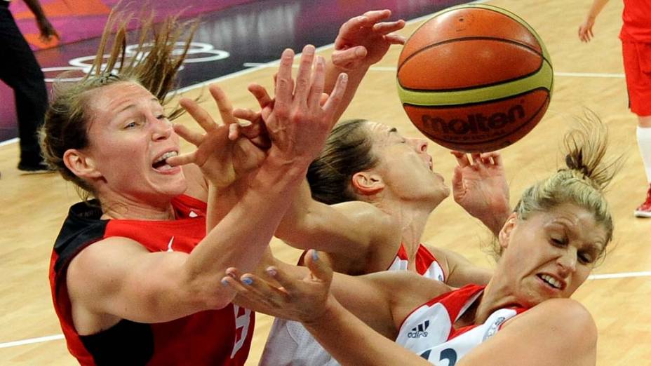 A atleta britânica Johannah Leedham tenta pegar a bola durante partida de basquete contra o Canadá, em 30/07/2012