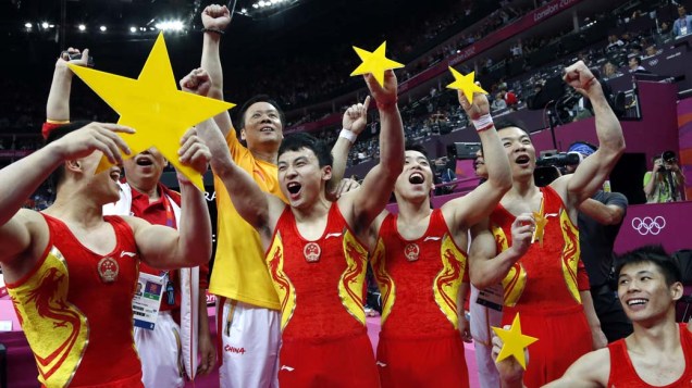 Equipe chinesa de ginástica artística masculina comemora medalha de ouro na Olimpíada de Londres, em 30/07/2012
