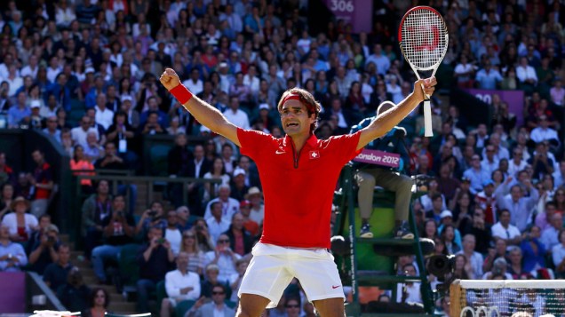 Roger Federer comemora vitória sobre a Argentina, em 03/08/2012