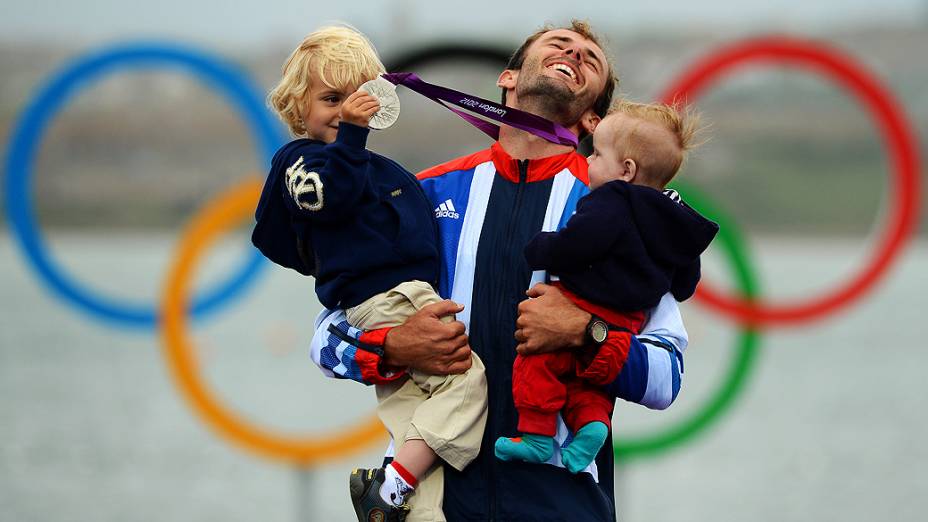 O britânico Nick Dempsey comemora com seus filhos, após ganhar a medalha de prata na classe RS:X da vela, em 07/08/2012