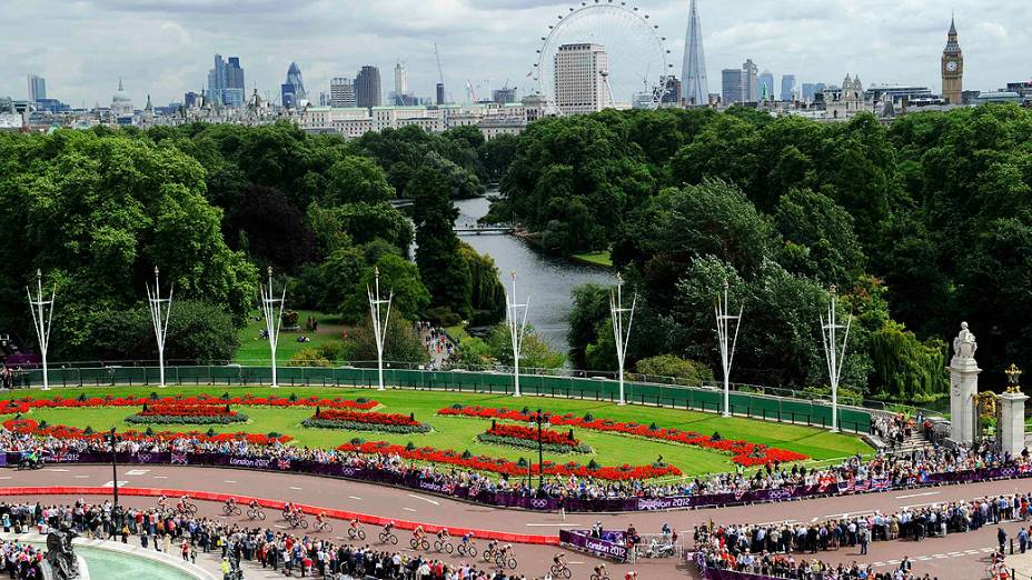 Atletas passam pelo Palácio de Buckingham na prova de ciclismo do triatlo masculino