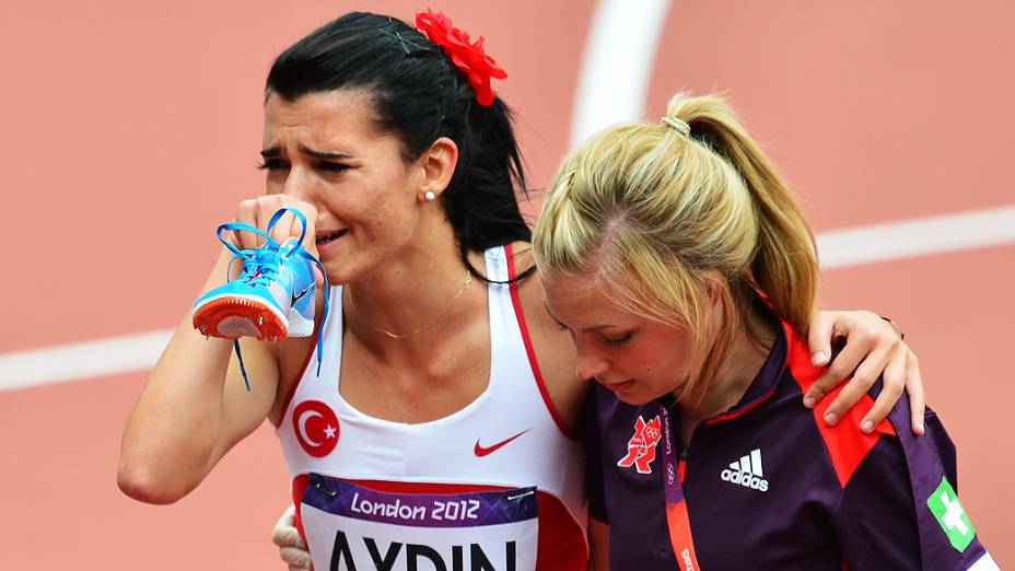 Durante a eliminatória dos 800 m, Merve Aydin da Turquia se machucou e chorou, em 08/08/2012