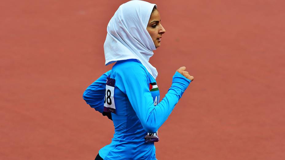 Woroud Sawalha, da Palestina, que chegou em último na prova dos 800 metros, em 08/08/2012