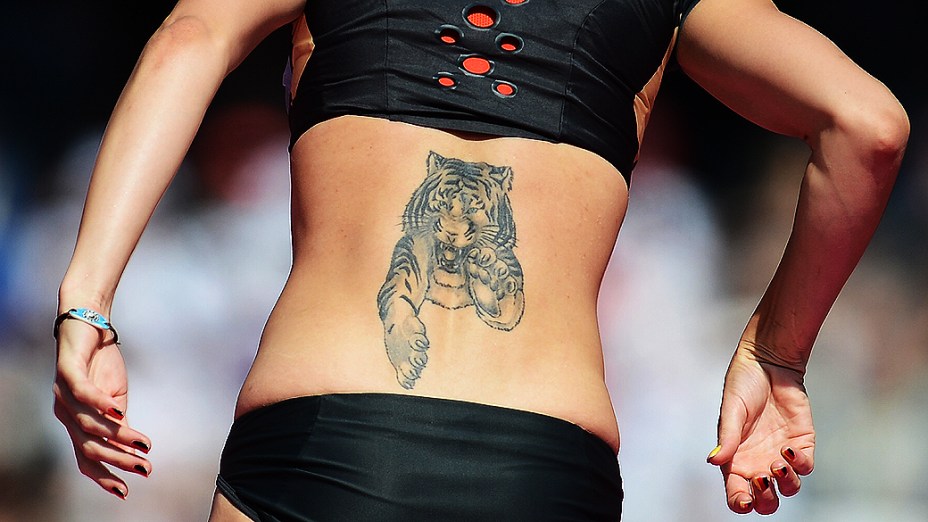 Foto mostra tatuagem de Ariane Friedrich da Alemanha durante prova classificatória do salto em altura, em 09/08/2012