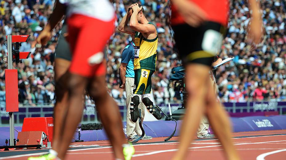 Oscar Pistorius lamenta queda de companheiro em eliminatória dos 4x400 m, em 09/08/2012