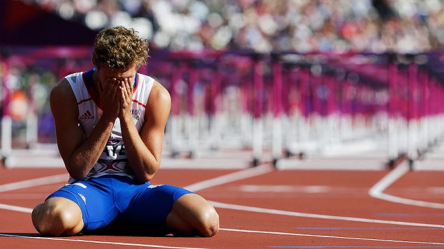 Reação do francês Kevin Mayer após a disputa dos 110 metros com obstáculos, no decatlo, nas Olimpíadas de Londres, em 2012