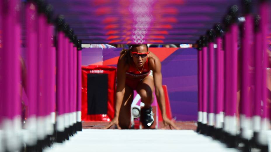 Lolo Jones dos Estados Unidos, se prepara para disputar a prova dos 100m com barreiras nos Jogos Olímpicos de Londres, em 06/08/2012