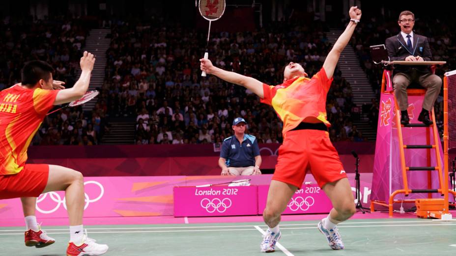  <br><br>  Chineses Cai Yun e Fu Haifeng comemoram vitória na semifinal do torneio de duplas de badminton contra Koo Kien Keat e Tan Boon Heong da Malásia, nos Jogos Olímpicos de Londres 2012<br>  <br><br>   