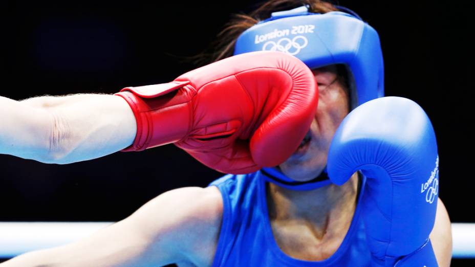 Karolina Michalczuk da Polônia acerta a pugilista indiana Chungneijang Mery Kom Hmangte em luta do torneio olímpico em Londres