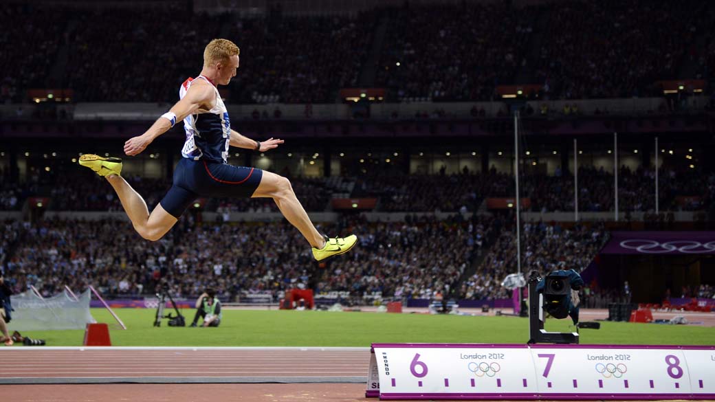 O britânica Greg Rutherford, vencedor da medalha de ouro no salto em distância durante as Olimpíadas de Londres, em 04/08/2012