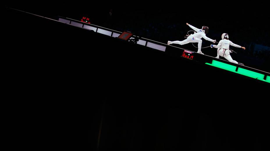 Kelley Hurley dos Estados Unidos disputa a medalha de bronze da esgrima nos Jogos Olímpicos de Londres , com a russa Tatiana Logunova