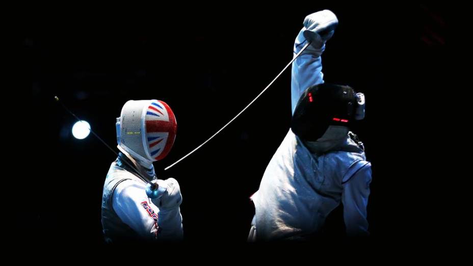 O francês Enzo Lefort ataca o britânico Richard Kruse nas Olimpíadas de Londres, em 05/08/2012