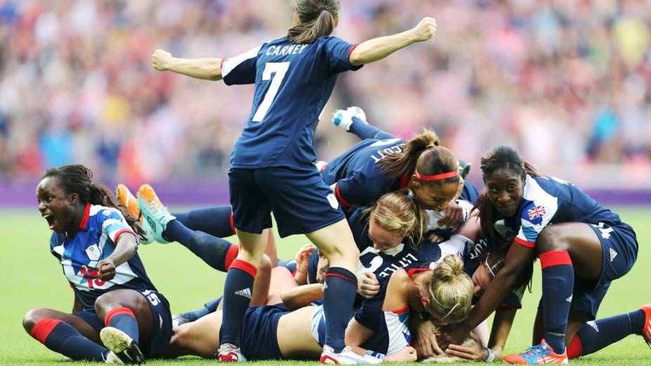 Britânicas celebram gol marcado por Stephanie Houghton sobre a seleção brasileira durante a terceira rodada de fase preliminar dos Jogos Olímpicos de Londres em 31/07/2012