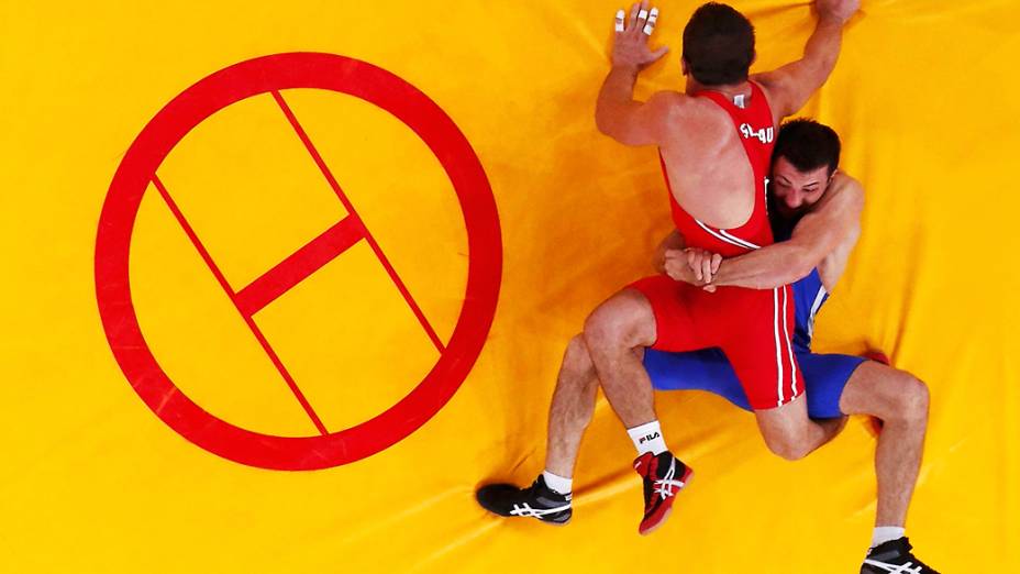 Alim Selimau da Bielorússia, enfrenta Danyal Gajiyev do Cazaquistão na luta greco-romana nos Jogos Olímpicos de Londres 2012