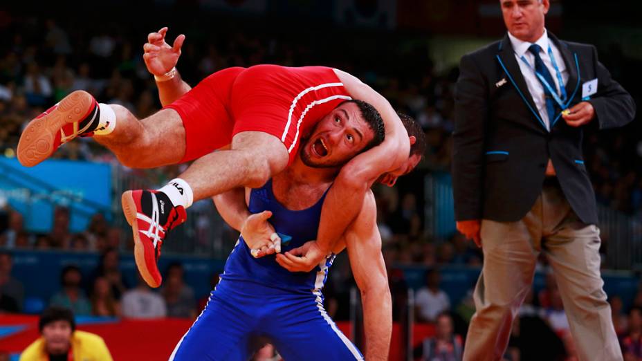 Alim Selimau da Bielorússia, enfrenta Danyal Gajiyev do Cazaquistão na luta greco-romana nos Jogos Olímpicos de Londres, em 06/08/2012