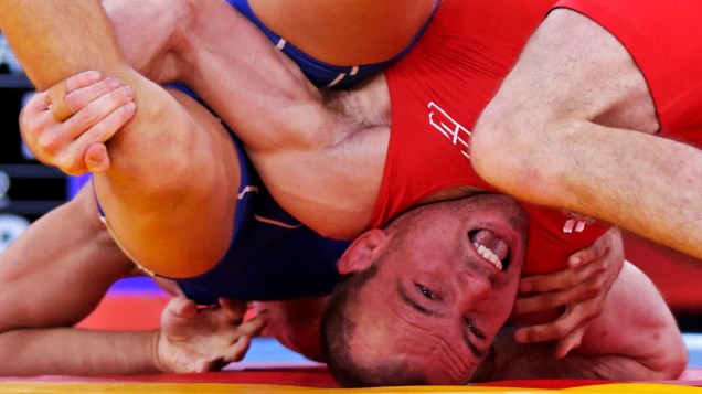 Mark Overgaard Madsen da Dinamarca enfrenta o russo Roman Vlasov na classificatória da luta-greco-romana nos Jogos Olímpicos de Londres 2012