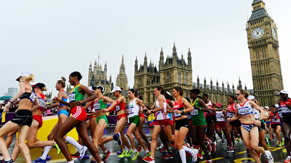 Competidoras passam diante do Big Ben, durante a disputa da maratona feminina dos Jogos Olímpicos