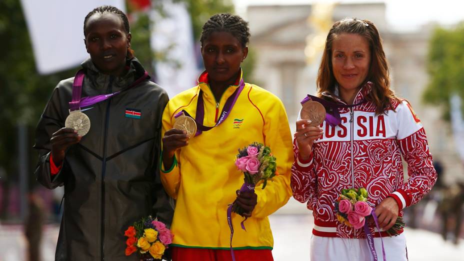 Prisca Jeptoo do Quênia com a prata , a campeã etíope Tiki Gelena e a russa Petrova Arkhipova na premiação da maratona feminina dos Jogos Olímpicos de Londres 2012