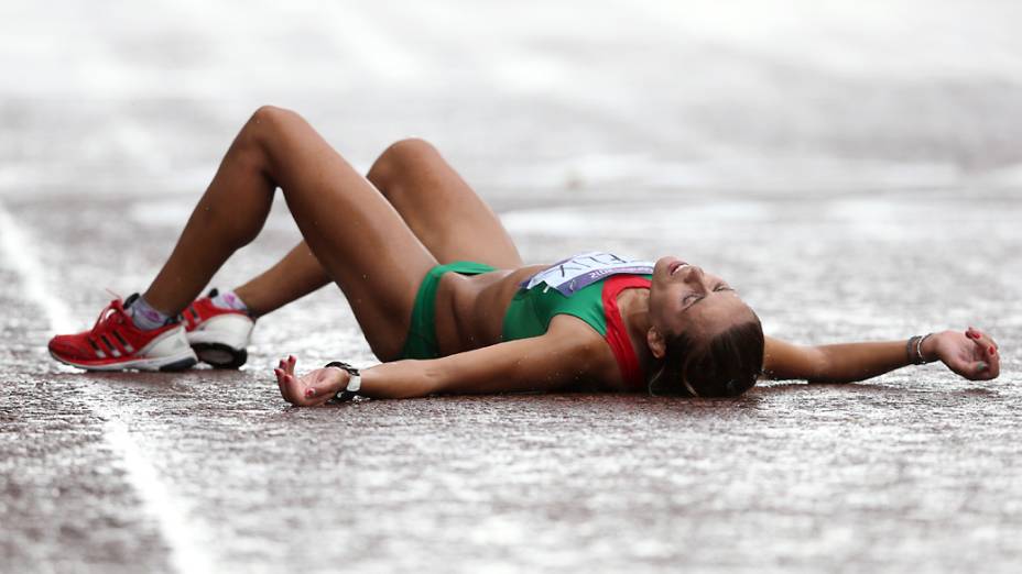 Ana Dulce Felix de Portugal desaba de cansaço na pista após cruzar a linha de chegada da maratona feminina dos Jogos Olímpicos de Londres 2012