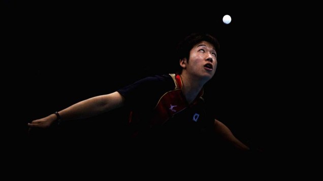 O japonês Jun Mizutani durante partida de tênis de mesa contra Hong Kong nas Olimpíadas de Londres, em 05/08/2012