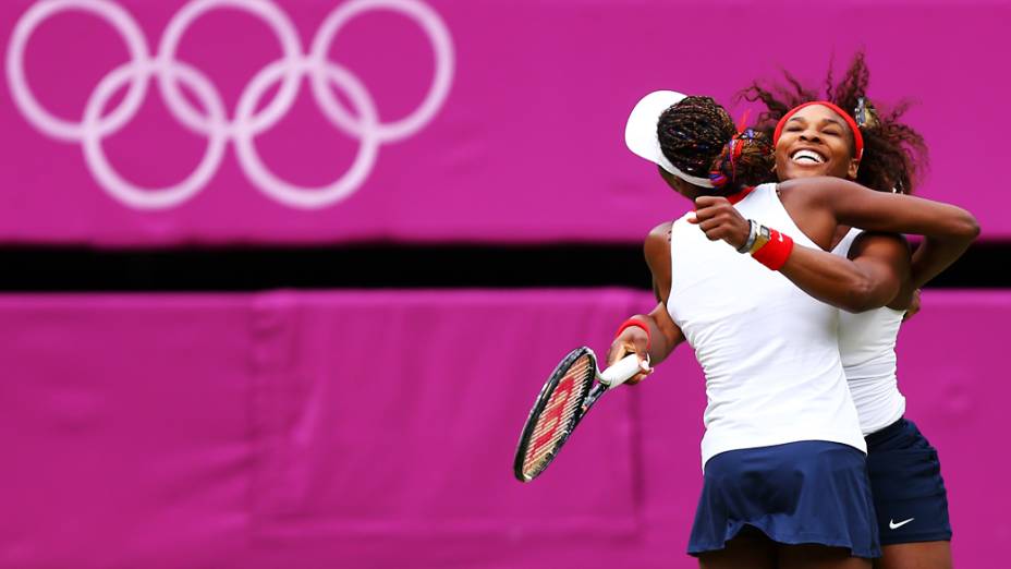 As irmãs Venus e Serena Williams comemoram a conquista da medalha de ouro nos Jogos Olímpicos de Londres 2012