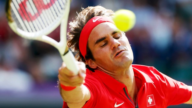 Roger Federer da Suíça vence o americano John Isner durante o torneio de simples em Londres e avança para as semi-finais, em 02/08/2012