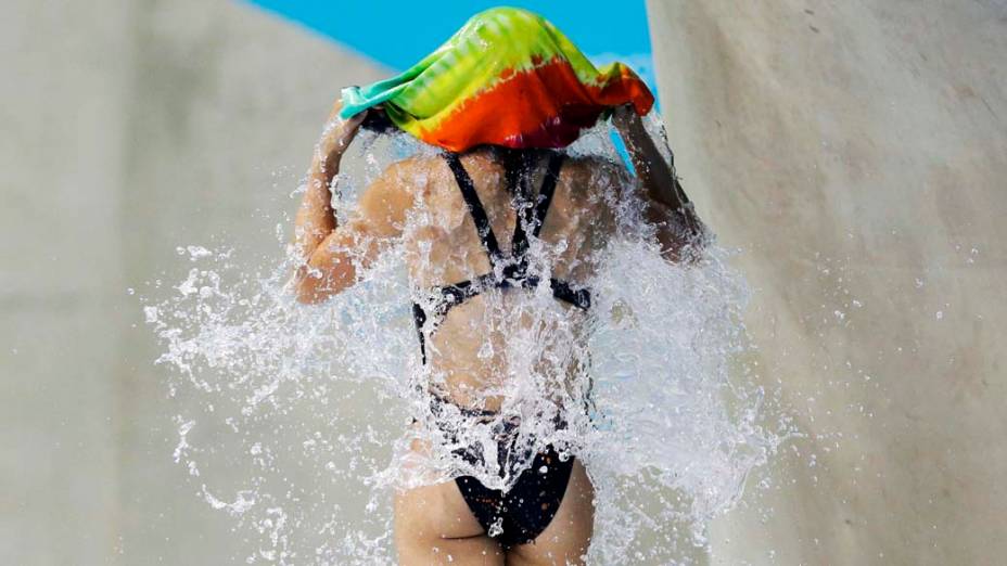 A americana Christina Loukas com uma toalha molhada após mergulho do trampolim de 3m nas Olimpíadas de Londres, em 05/08/2012
