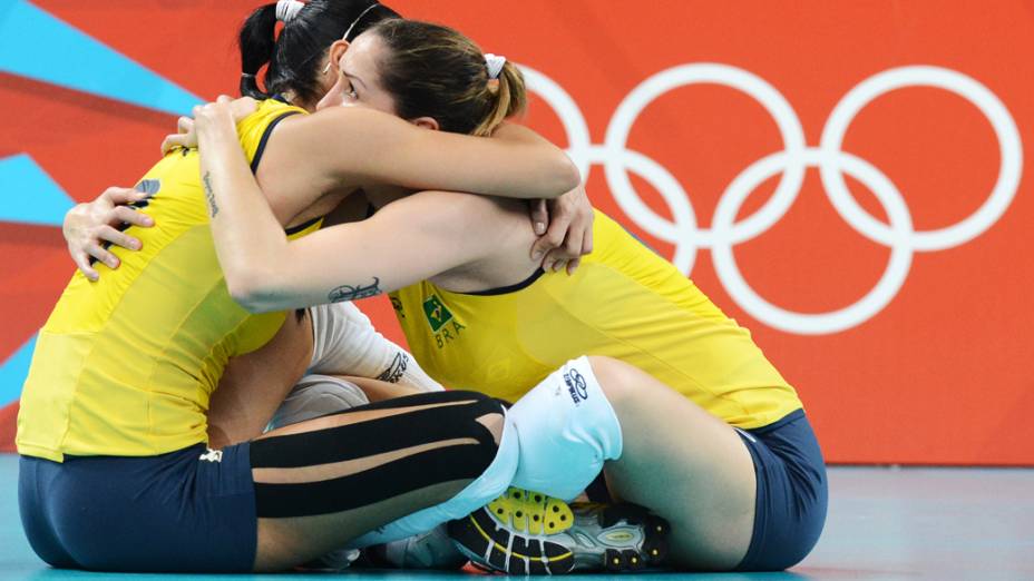 Jogadoras do Brasil comemoram vitória sobre a Rússia: nas belas pernas de Jaqueline, a fita na cor preta