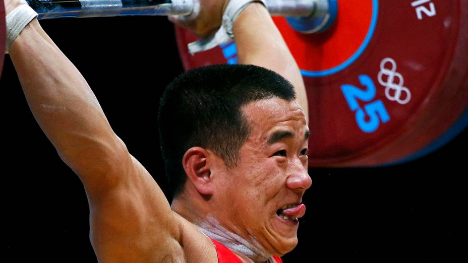 O norte-coreano Om Yun Chol, de 1m52 de altura e 56 quilos, levantou o triplo de sua massa corporal neste domingo e bateu o recorde olímpico no halterofilismo no arremesso
