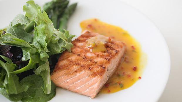 Problemas cardiovasculares: comer peixes ricos em ômega 3, como o salmão, diminui risco do problema em mulheres na idade fértil
