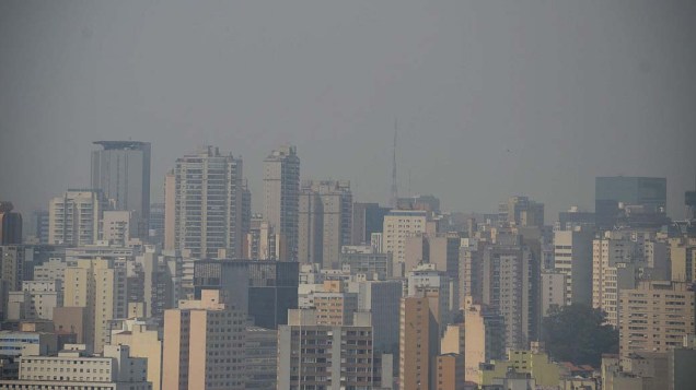 <p>A cidade de São Paulo amanheceu com sol e muito calor nesta sexta-feira. O céu está claro, mas há uma névoa vista na região central. A previsão é que os termômetros cheguem a 35ºC no período da tarde</p>