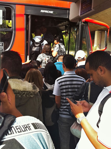 Ônibus ficam lotados com a greve do metrô em São Paulo