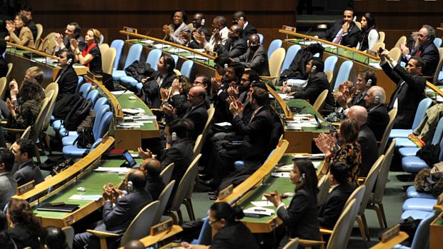 Diplomatas aplaudem a aprovação pela Assembleia Geral da ONU do primeiro tratado que regulamenta o comércio internacional de armas