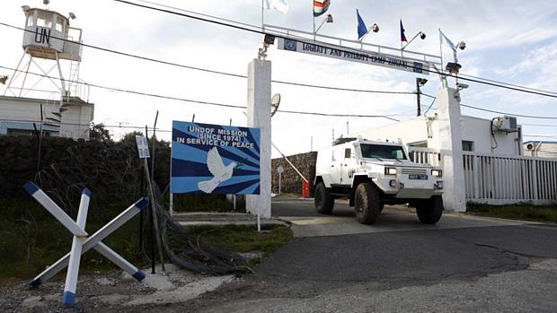 Veículo blindado das Nações Unidas passa por portão de base da ONU nas Colinas de Golã, território ocupado por Israel na fronteira com a Síria
