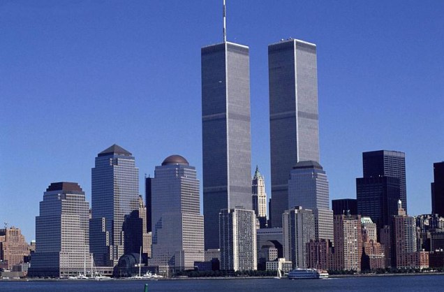 Vista da ilha de Manhattan quando as torres gêmeas ainda existiam.